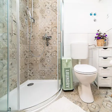 Nona Albina ゲストハウス ラブ